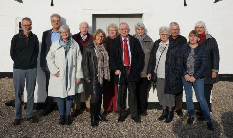 Foran Kegnæs kirke, 30. oktober 2016. Fra venstre: Arne H Blom, Jens Peter Kock, oldermand Herdis Thomsen Maaløe, viceoldermand Johannes Diederichsen, Marianne Nehm, Hanne Smedemark, Egon Bauer, Karin Jensen, Bodil Nielsen, Ernst Linow, Charlotte Jervelund og Else Kryhlmand.