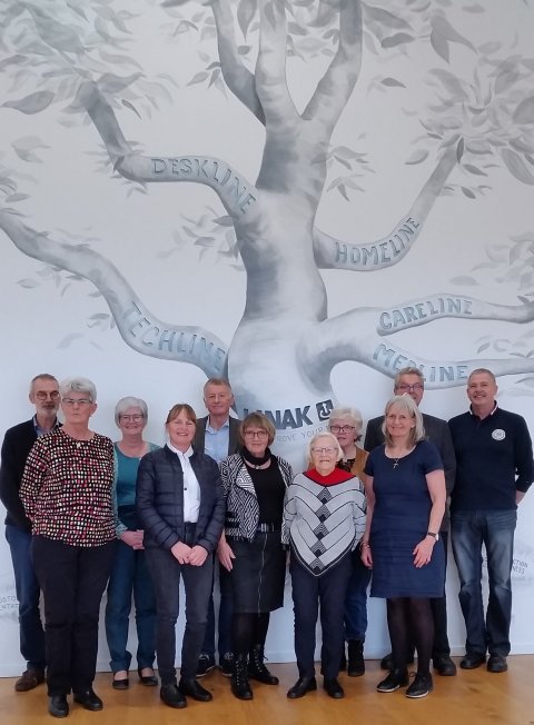 Hos Linak i Guderup, 17. november 2019. Fra venstre: Arne H Blom, Karin Jensen, oldermand Herdis Thomsen Maaløe, Charlotte Jervelund, Arne Hvid, Marianne Nehm, Anna Kirstine Nielsen, Bodil Nielsen, Tamira Mariann Jørgensen, Jens Peter Kock og Kurt Dreyer.